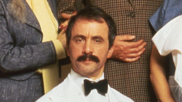 Andrew Sachs: Fawlty Towers’ Manuel dies aged 86 – BBC News